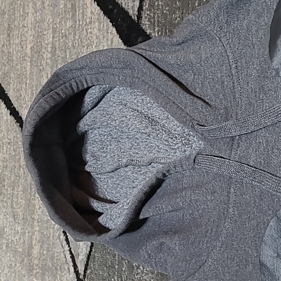 DISNEY MICKEY MOUSE PEEKING OVER SWEATSHIRT & MICKEY MOUSE SET 3 EARRINGS - Picture 9 of 14